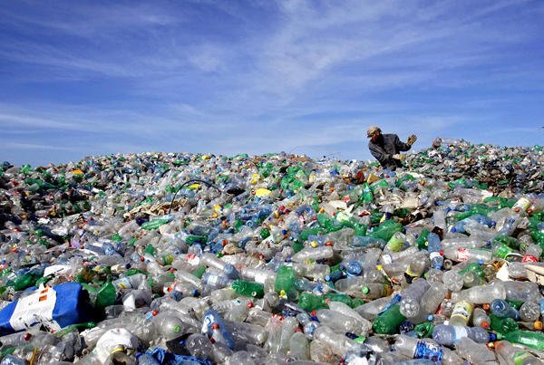 Cấm bán các loại chai nhựa để giảm thiểu rác thải